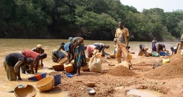 Orpaillage au Nord de la Côte d'Ivoire 03, Côte d'Ivoire. Image d'archive.