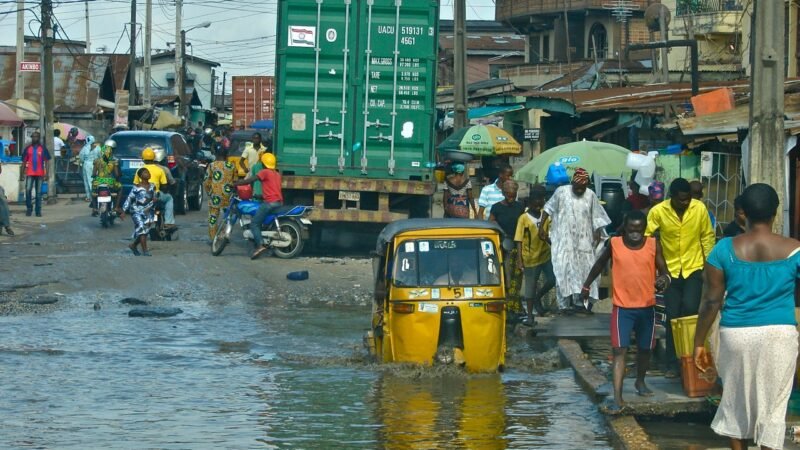 Lagos Street at high tide, Nigeria. Image d'archive.
