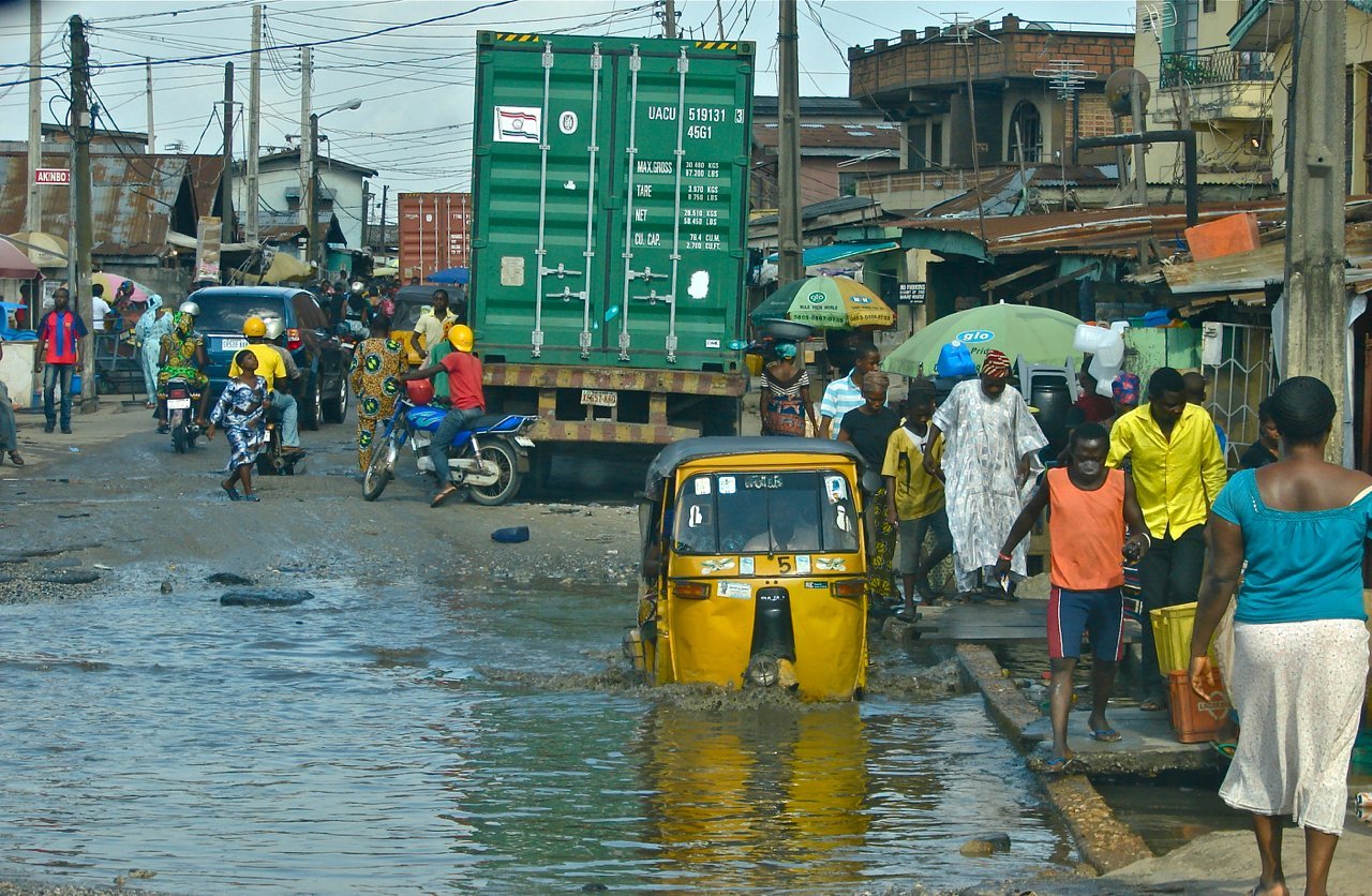 Lagos Street at high tide, Nigeria. Image d'archive.
