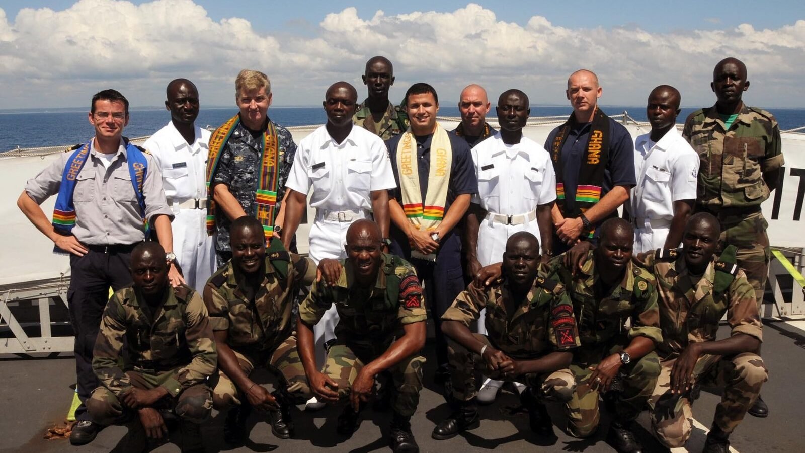 US Navy 091026-N-1429M-090 Maritime professionals from Ghana, Senegal and Sierra Leone pose for a group photo with their maritime law enforcement instructors, Sierra Leone. Image d'archive.