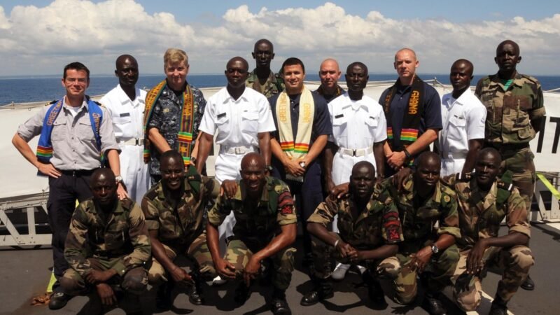 US Navy 091026-N-1429M-090 Maritime professionals from Ghana, Senegal and Sierra Leone pose for a group photo with their maritime law enforcement instructors, Sierra Leone. Image d'archive.