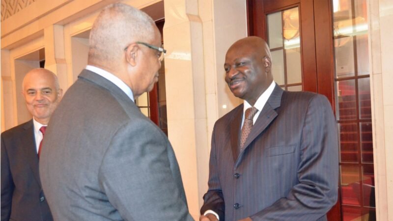 Aristides Gomes com grupo P5, Guinée-Bissau. Image d'archive.