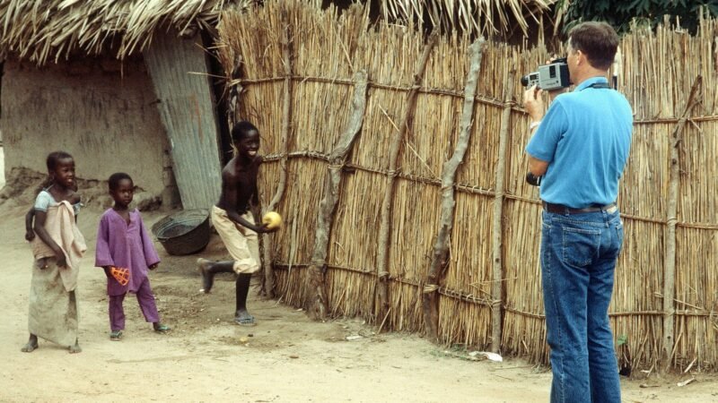 USS Barnstable County (LST-1197) sailor in Banjul, Gambia, Gambie. Image d'archive.