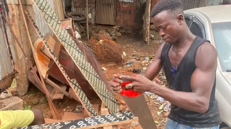 De l’école à l’atelier : le combat quotidien d’un jeune face aux réalités économiques