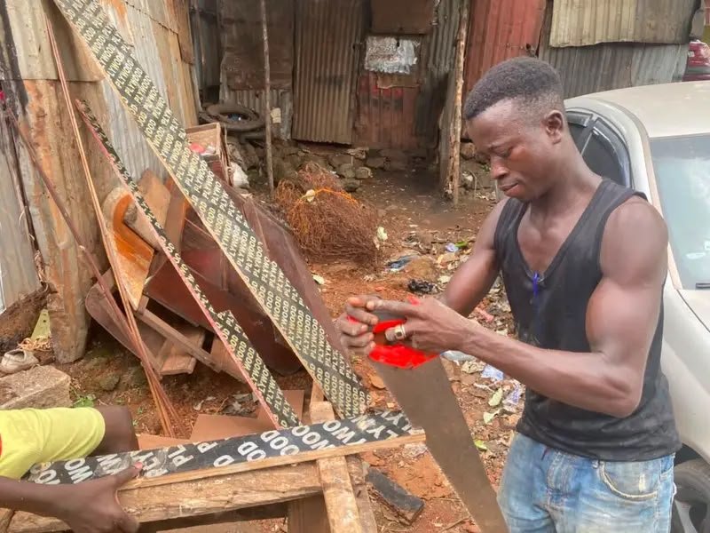 De l’école à l’atelier : le combat quotidien d’un jeune face aux réalités économiques