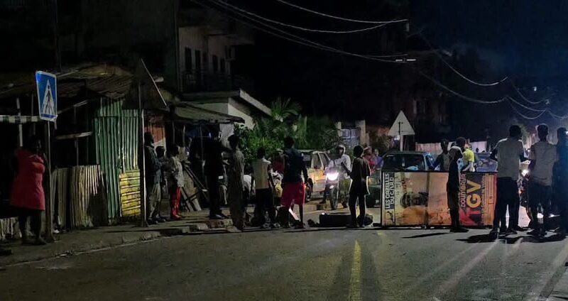 Conakry : le délestage électrique devient préoccupant, les jeunes de Simbaya descendent dans la rue