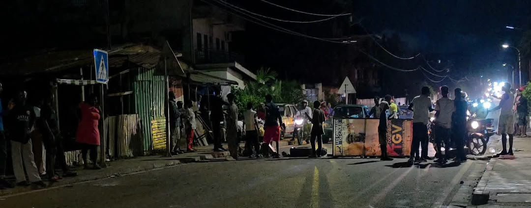Conakry : le délestage électrique devient préoccupant, les jeunes de Simbaya descendent dans la rue