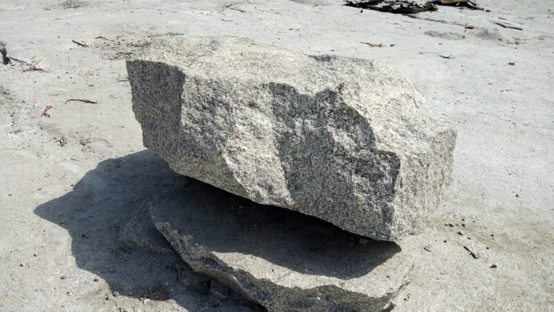 Morceaux de granite superposé a à Parakou-Bénin, Bénin. Image d'archive.
