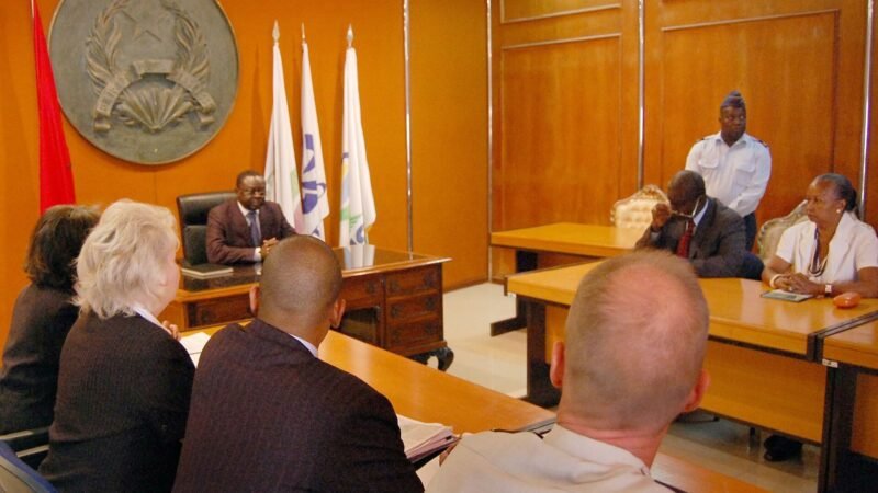 Guinea-Bissaus interim President Raimundo Pereria meets with a US diplomatic and military delegation, Guinée-Bissau. Image d'archive.