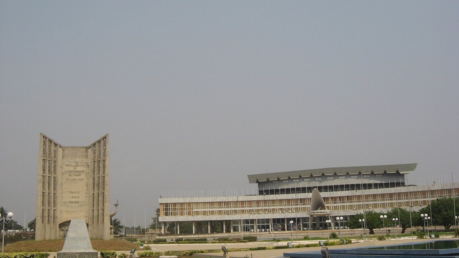 Buildings in Lomé (6717151255), Togo. Image d'archive.