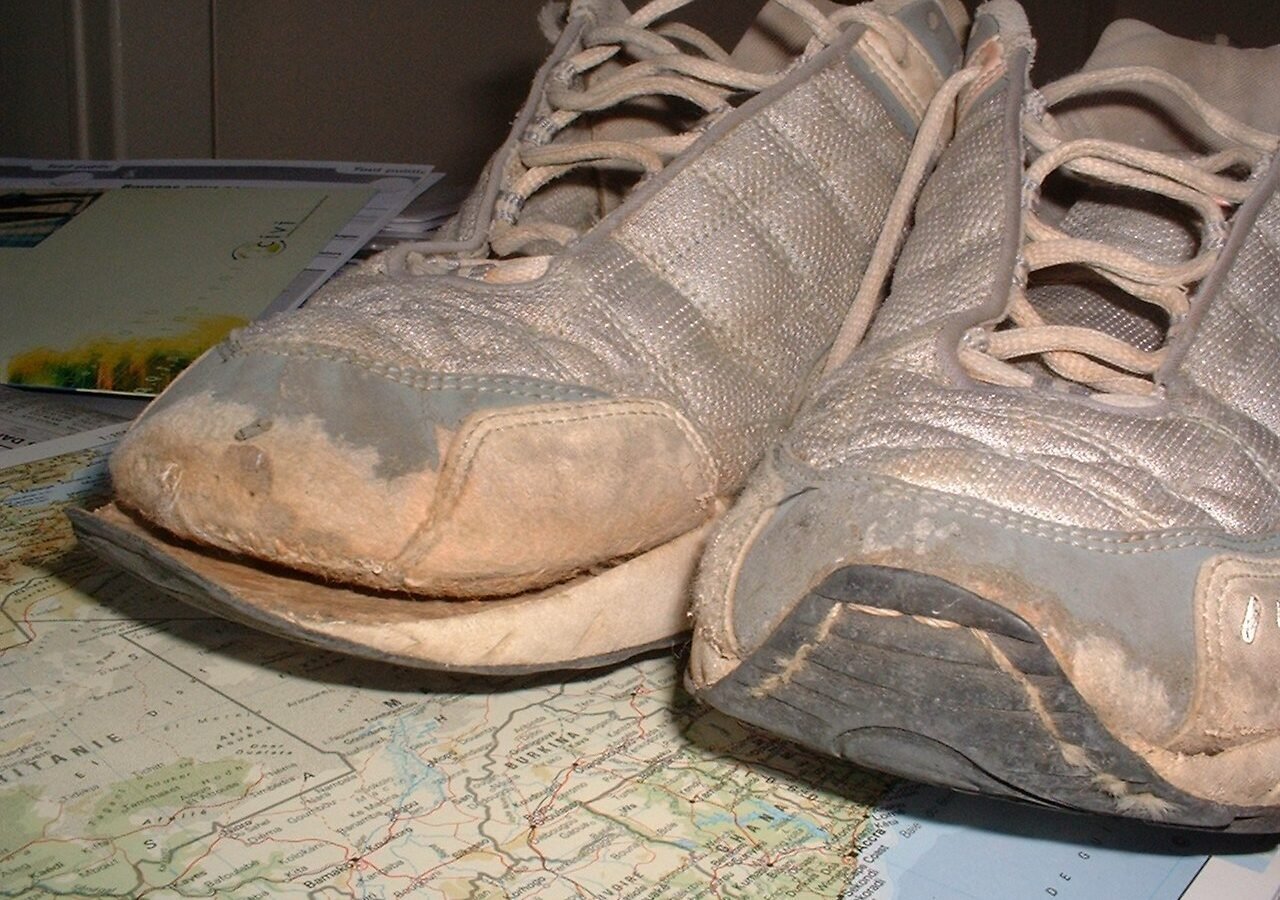 Shoe repaired by a street shop in Mali, with a string, Mali. Image d'archive.