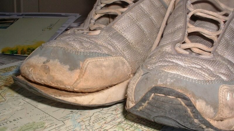 Shoe repaired by a street shop in Mali, with a string, Mali. Image d'archive.