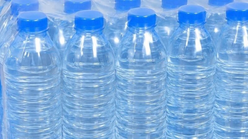 Guinée : le gouvernement plafonne les prix de l’eau minérale dès ce 7 octobre