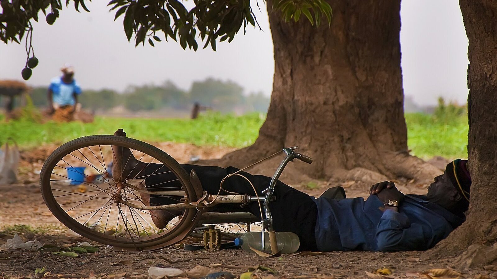 Sleeping man in Ouagadougou, Burkina Faso. Image d'archive.