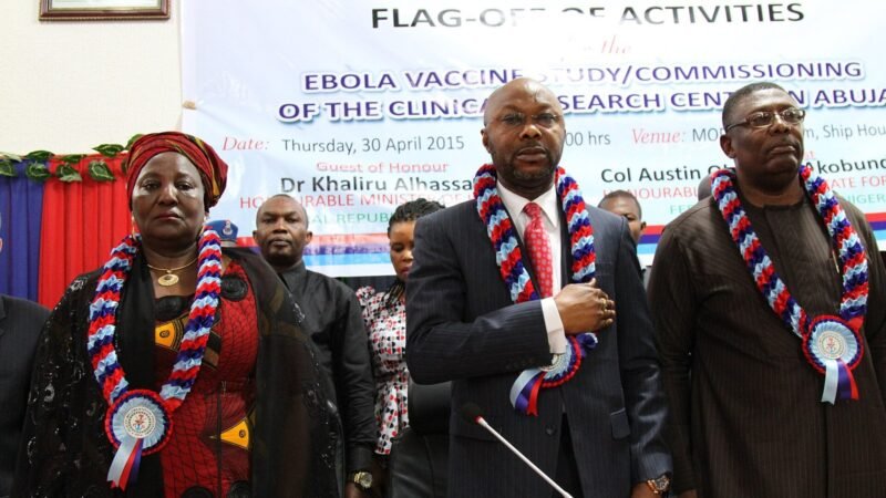 Minister of Information Akweshiki, Perm Sec Minister of Health and Minister of State for Defense Austin Akobundu, Nigeria. Image d'archive.